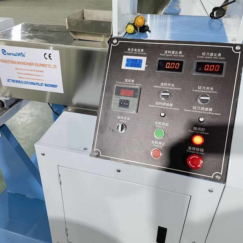 Sich hin- und herbewegende Fisch-Zufuhr-Fertigungsstraße kleine Tilapia-Wasserfische ziehen Produktions-Maschine ein