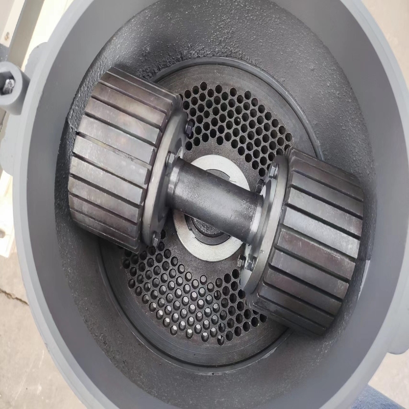 Einfache Bedienung Futtermittelpellettmaschine 800-1200kg/h Tierfuttermittelherstellungsmaschine Hohe Produktivität Futtermittelpellettmühle