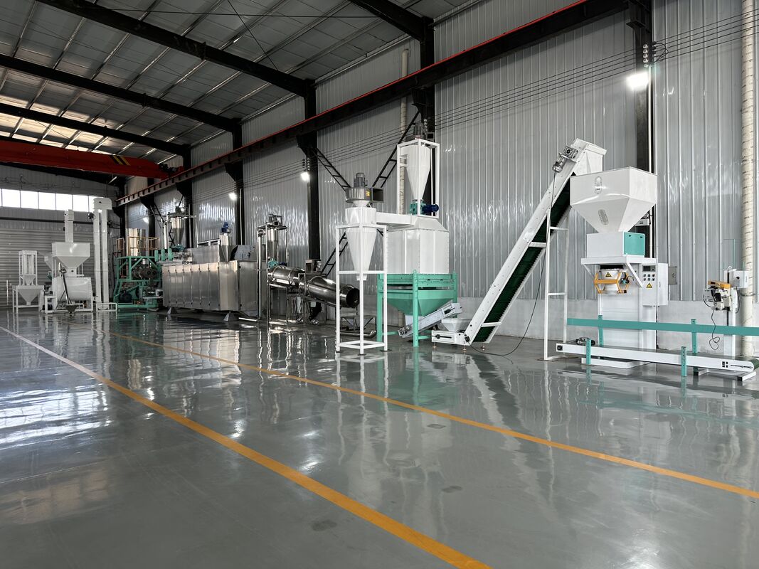 500–1000 kg/h schwimmfähige Fischfutter-Produktionslinie / Nass-Doppelschnecken-Extrusionslinie für Futtermittel